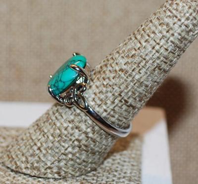 Size 8 Crackled Oval Turquoise Stone Ring with 3 Pelal Lily as Side Accents on a Silver Tone Band (3.2g)