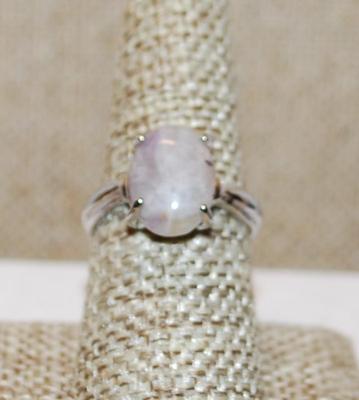 Size 8 Oval Pinkish 4 Prong Rose Quartz Stone Ring on a Silver Tone Band (3.7g)