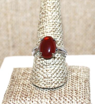Size 9 Deep Red Oval Carnelian Stone Ring on a Silver Tone Band (4.1g)