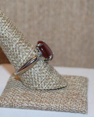 Size 9 Deep Red Oval Carnelian Stone Ring on a Silver Tone Band (4.1g)