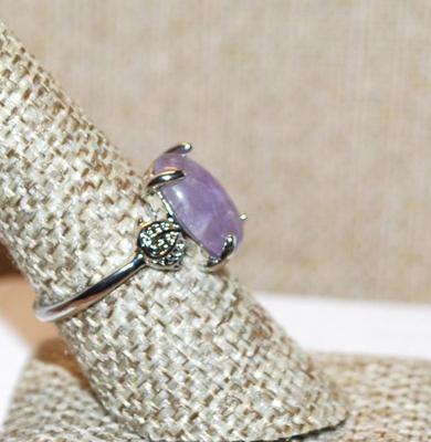 Size 6½ Blue Oval Amethyst Stone Ring with 4 Line Accent Spheres on a Silver Tone Band (3.3g)