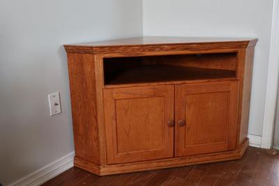 Traditional Corner Entertainment Stand