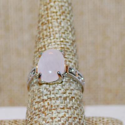 Size 9 Oval Rose Quartz Stone Ring with 3 Box Sides on a Silver Tone Band (3.6g)