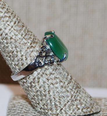 Size 8 Green Aventurine Oval Stone Ring with Side Swirls on a Silver Tone Band (3.6g)
