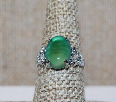 Size 8 Green Aventurine Oval Stone Ring with Side Swirls on a Silver Tone Band (3.6g)