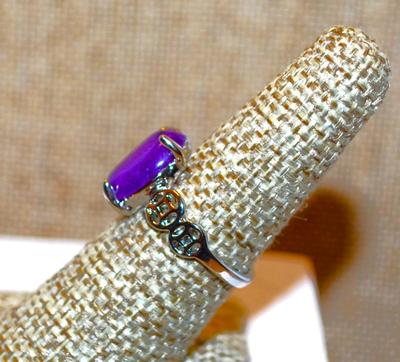 Size 8½ Bright Purple Oval Stone Ring with 2 Side Spheres on a Silver Tone Band (3.6g)