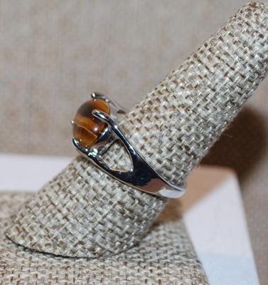 Size 8½ Horizontal Oval Tiger Eye Stone Ring on a Silver Tone Band (3.9g)