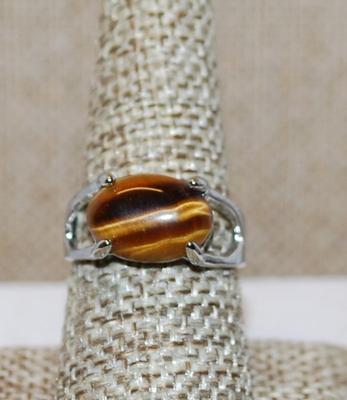 Size 8½ Horizontal Oval Tiger Eye Stone Ring on a Silver Tone Band (3.9g)