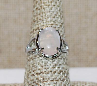 Size 7½ Oval White Quartz Stone Ring with Open Sides on a Silver Tone and (3.5g)