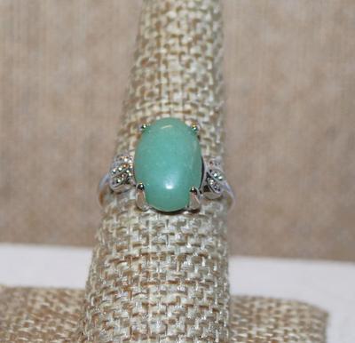 Size 7½ Oval Green Aventurine Stone Ring with Side Single Spheres on a Silver Tone Band (3.8g)