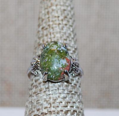 Size 6½ Orange & Green Oval Agate Stone Ring with Side Spheres Accents on a Silver Tone Band (3.6g)