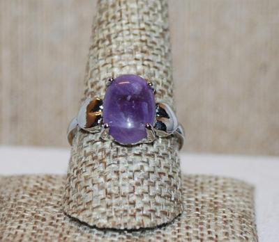 Size 10 Purple Oval Opaque Stone Ring with Heart Side Accents on a Silver Tone Band (3.8g)