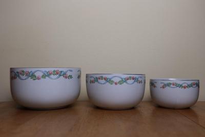 Hall's Superior Quality - Set of (3) Nesting Bowls