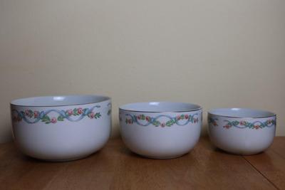 Hall's Superior Quality - Set of (3) Nesting Bowls