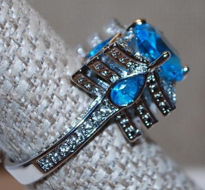 Size 8 Blue Stone Ring on Unique Triple Levels Setting and Silver Tone Band (7.4g)