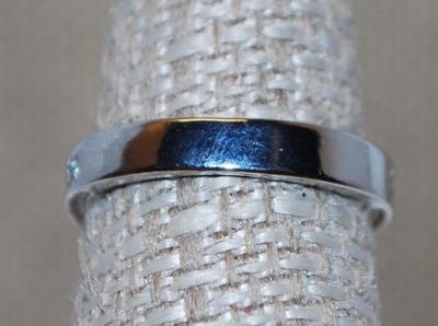 Size 8 Blue Stone Ring on Unique Triple Levels Setting and Silver Tone Band (7.4g)