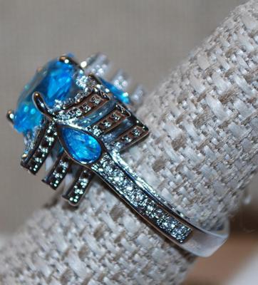 Size 8 Blue Stone Ring on Unique Triple Levels Setting and Silver Tone Band (7.4g)