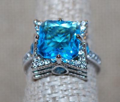 Size 8 Blue Stone Ring on Unique Triple Levels Setting and Silver Tone Band (7.4g)