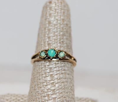 Size 8 Ring 3 Sea Foam Green Stones on a Grooved Gold Tone Band (2.3g)