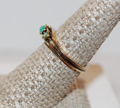 Size 8 Ring 3 Sea Foam Green Stones on a Grooved Gold Tone Band (2.3g)
