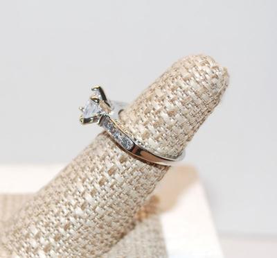 Size 6 Princess Cut Stone Ring .925 Silver Plated Band with Accents (3.7g)