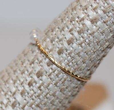 Size 6¾ 3 Moveable Small Pearl Style Ring on a Thin Gold Tone Rippled Band (0.1g)