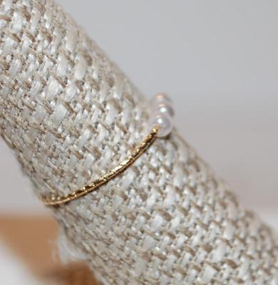 Size 6¾ 3 Moveable Small Pearl Style Ring on a Thin Gold Tone Rippled Band (0.1g)