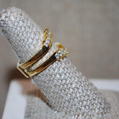 Size 7 Split 2 Tier Setting & Clear Stones Ring on a Gold Tone Band (5.1g)