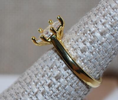 Size 7¼ Single Marquise Cut Clear Stone Ring in a 6 Point Setting on a Gold Tone Band (3.2g)