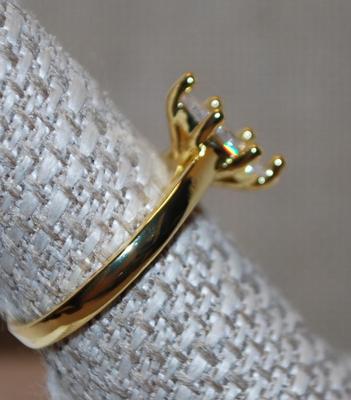 Size 7¼ Single Marquise Cut Clear Stone Ring in a 6 Point Setting on a Gold Tone Band (3.2g)