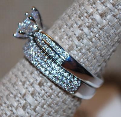 Size 8¼ Single Round Clear Shimmer Stone Ring with a 2 Ring Set on a Silver Tone Band (5.9g)