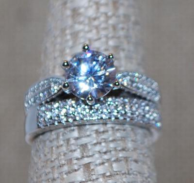 Size 8¼ Single Round Clear Shimmer Stone Ring with a 2 Ring Set on a Silver Tone Band (5.9g)