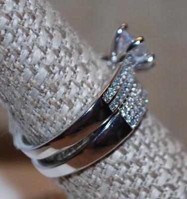 Size 8¼ Single Round Clear Shimmer Stone Ring with a 2 Ring Set on a Silver Tone Band (5.9g)