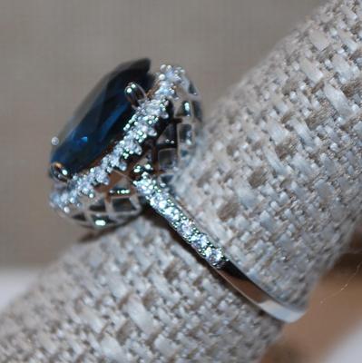 Size 8 Large Blue Green Iridescent Stone Ring with Clear Accent Stones in a "Basket" Silver Tone Band (4.2g)