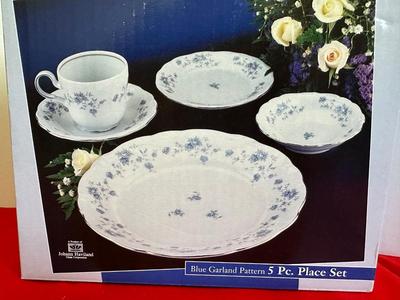 2 NEW TRADITIONS 5 PC PLACE SETTING BLUE GARLAND PATTERN