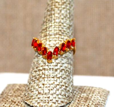 Size 7 Beautiful "V" Shaped Thin Emerald Style Cut Ring with Red Stones on a Gold Tone Band (2.3g)