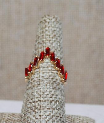 Size 7 Beautiful "V" Shaped Thin Emerald Style Cut Ring with Red Stones on a Gold Tone Band (2.3g)