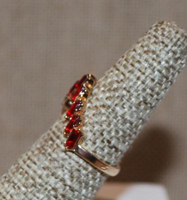 Size 7 Beautiful "V" Shaped Thin Emerald Style Cut Ring with Red Stones on a Gold Tone Band (2.3g)
