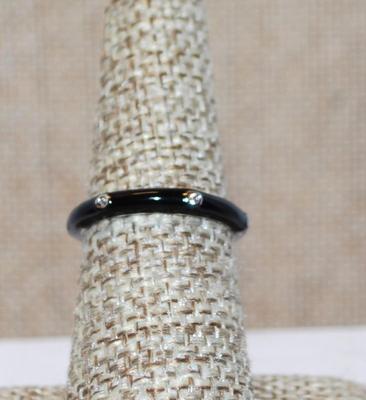 Size 7 BLACK Enamel Ring with 6 Rhinestones Around the Band (2.3g)