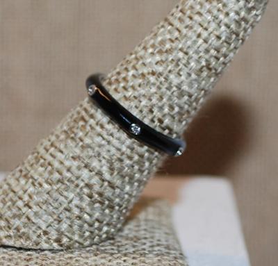 Size 7 BLACK Enamel Ring with 6 Rhinestones Around the Band (2.3g)
