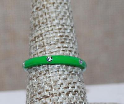 Size 8 LIME GREEN Enamel Ring with 6 Rhinestones Around the Band (2.3g)