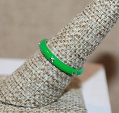 Size 8 LIME GREEN Enamel Ring with 6 Rhinestones Around the Band (2.3g)