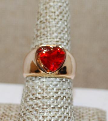 Size 7¾ Beautiful Large Red Heart Stone Ring on a Solid Gold Tone Band (6.3g)