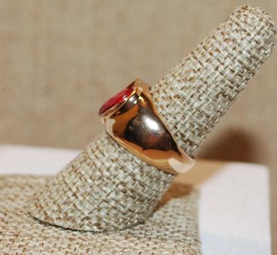 Size 7¾ Beautiful Large Red Heart Stone Ring on a Solid Gold Tone Band (6.3g)