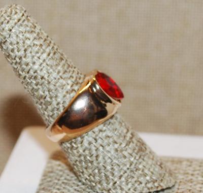 Size 7¾ Beautiful Large Red Heart Stone Ring on a Solid Gold Tone Band (6.3g)