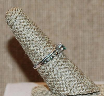 Size 7¼ Dainty Separate Round Green & Clear Stones Ring on a Double Connected Silver Tone Band (1.6g)
