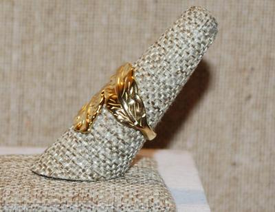 Size 8¼ Wrap-Around Gold Tone "Leaves" Ring with an "Open" Band (4.4g)
