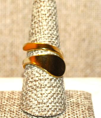 Size 8½ Wrap-Around Gold Tone "Spoon" Ring with an "Open" Band (3.3g)