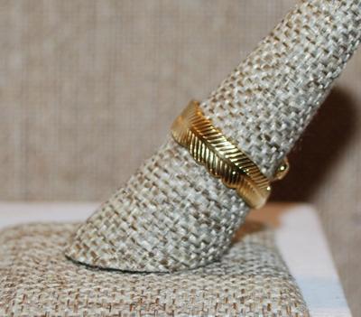 Size 8 Wrap-Around Gold Tone "Palm Fronds" Ring with an "Open" Band (3.9g)