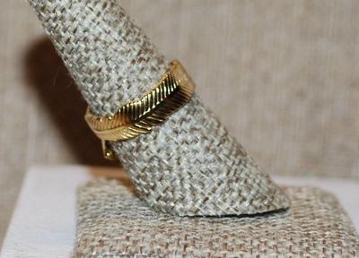 Size 8 Wrap-Around Gold Tone "Palm Fronds" Ring with an "Open" Band (3.9g)